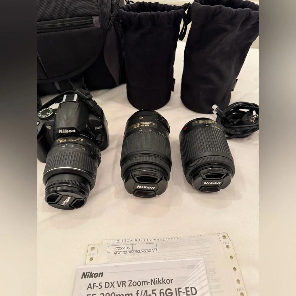 Nikon D3000 AF-S DX Digital VR Camera with 3 zoom lenses